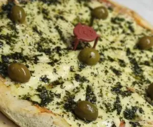 Pizza muzzarella con albahaca