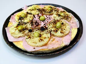 Pizza muzzarella con ananá