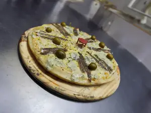 Pizza muzzarella con anchoas