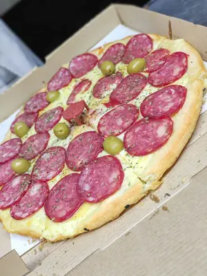 Pizza muzzarella con calabresa