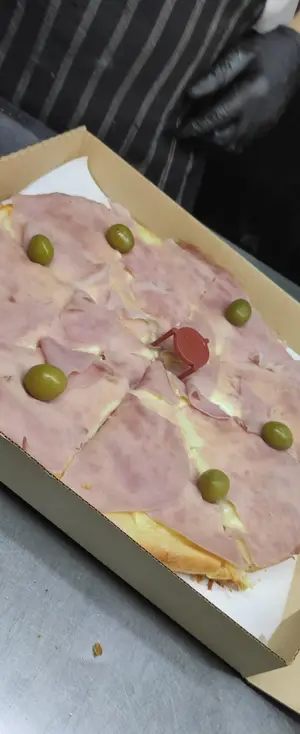 Pizza muzzarella con jamón