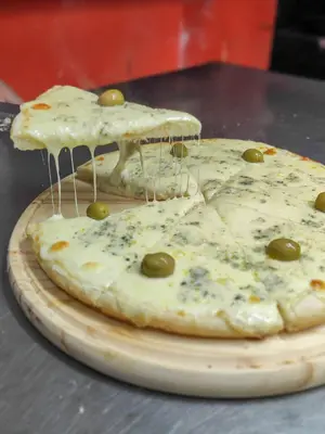 Pizza muzzarella con roquefort