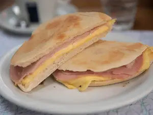 Tostado de jamón y queso