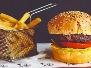 Hamburguesa mexicana con fritas
