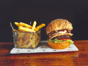 Hamburguesa puerto de frutos con fritas