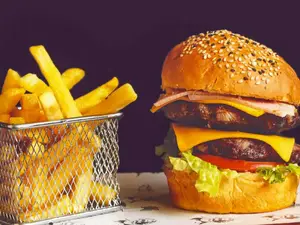 Hamburguesa super completa con fritas