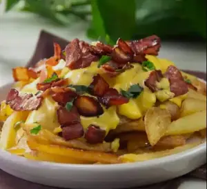 Papas con cheddar y bacon