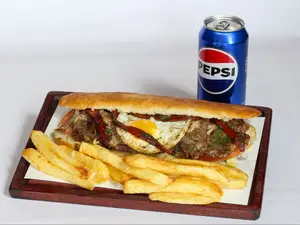 Sandwich de bondiola del puerto con fritas