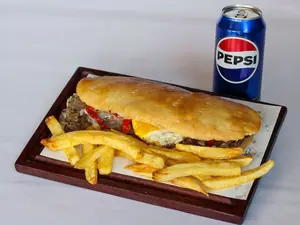 Sandwich de lomito criollo con fritas