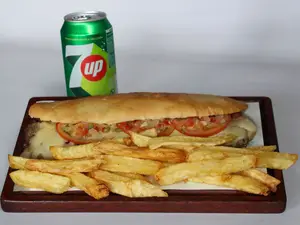 Sandwich de lomito napolitano con fritas