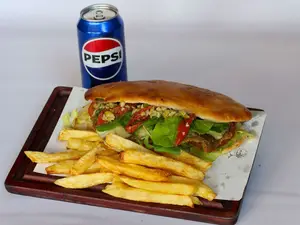 Sandwich de milanesa milano con fritas