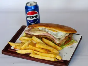 Sandwich de milanesa porteño con fritas