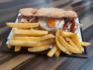 Sandwich de pechuga primavera con fritas