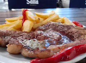 Bife de costilla con guarnic