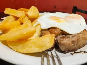 Bife de cuadril a caballo c/g