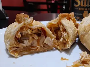 Empanada frita de pollo