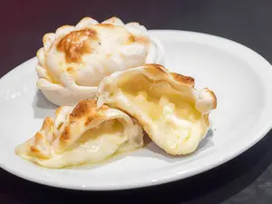Empanada frita de q y cebolla
