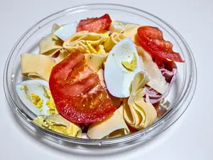 ENSALADA DE JAMON Y QUESO