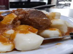 Ñoquis caseros c/estof carne