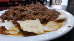 Ravioles con salsa bolognesa