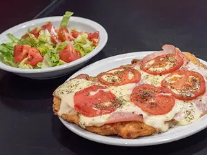 Suprema de pollo a la napo c/ fritas