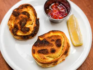 Empanada provolone y cebolla