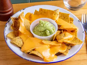 Nachos cheddar and guacamole
