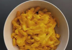 Papas fritas con cheddar
