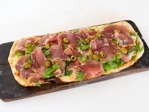 Pizza con rucula y crudo