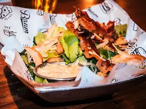 Ensalada César con pollo
