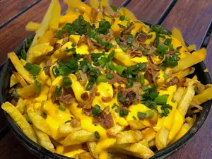 Fritas cheddar, bacon, verdeo