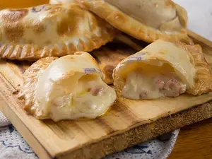 Empanada de jamón y queso