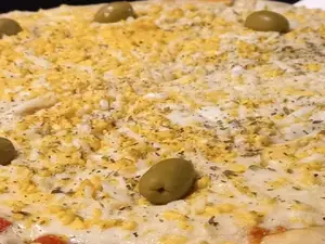 Pizza con jamón y huevo