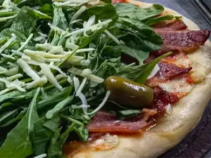 Pizza con panceta y rúcula