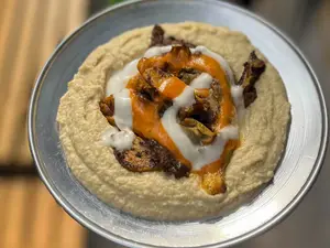 Hummus con girgolas - vegano