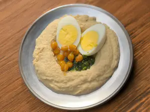 Hummus con huevo - vegetariano