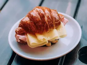 Croissant con jamón y queso