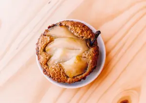 Mini tarta de pera centeno