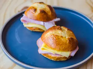 Sándwich brioche jamon y queso