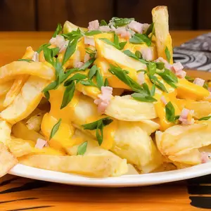 Papas con cheddar,panceta y verdeo