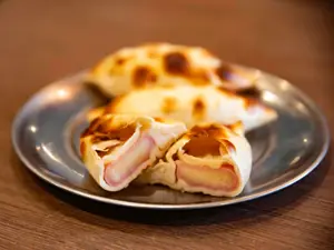 Empanada De Jamón Y Queso