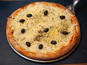 Pizza fugazza con queso grd