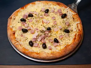 Pizza fugazza, queso y panceta grd