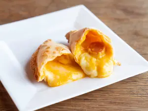 Empanada de salchicha y chedar
