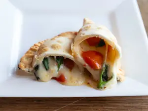 Empanada de tomate y albahaca