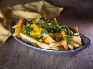 Papas c/cheddar y verdeo