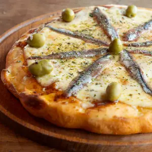 Pizza con anchoas y muzzarella