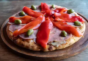 Pizza jamón y morrón