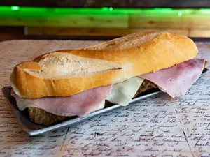 Sandwich mila jamon y queso