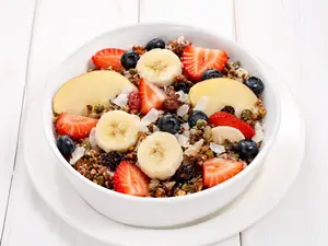 Granola con frutas y yogurt griego